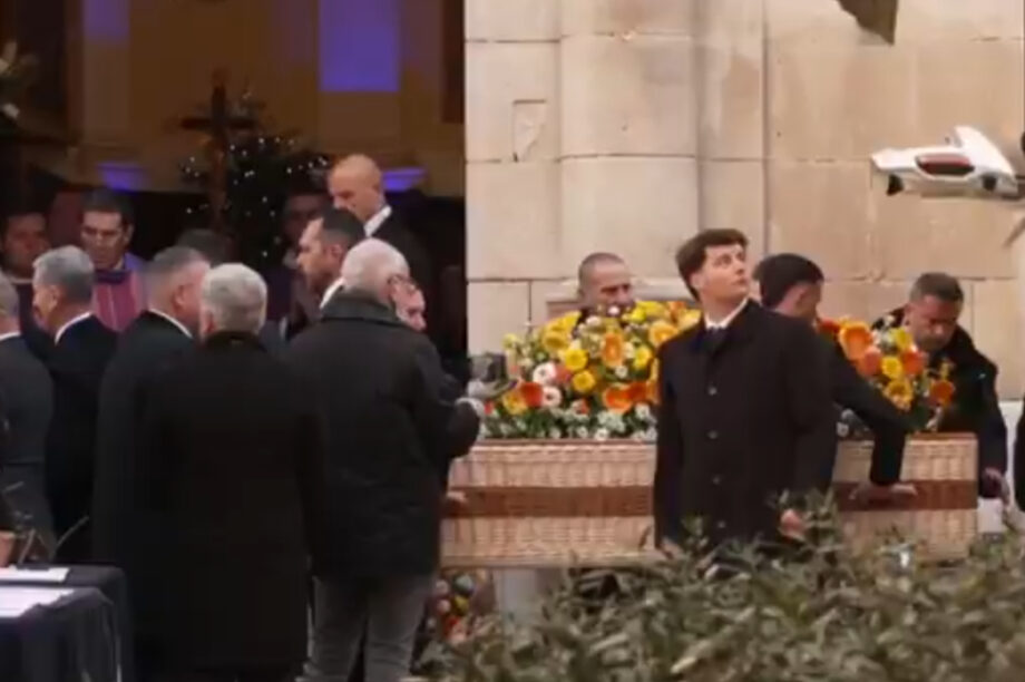 Κοσμοπλημμύρα και συγκίνηση στην κηδεία της Μπριζίτ Μπαρντό (βίντεο)