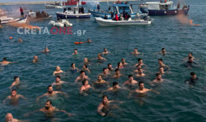 Πλήθος κόσμου στο λιμάνι Ηρακλείου για τον καθαγιασμό των υδάτων (βίντεο-φωτογραφίες)