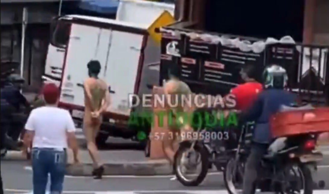 Κολομβία: Έγδυσαν και έβαψαν κλέφτες διαπομπεύοντάς τους δημόσια! (βίντεο)