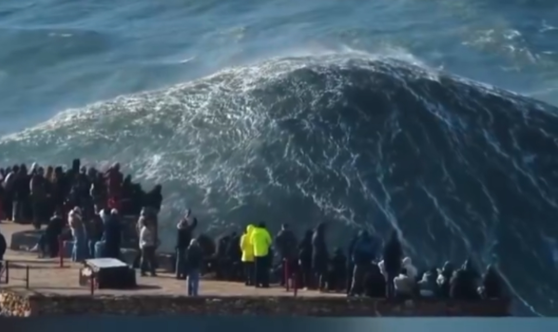 Πορτογαλία: Επιβλητικά θηριώδη κύματα που φτάνουν τα 26 μέτρα! (βίντεο)
