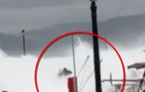 Τραγωδία στο Άστρος: Η στιγμή που το τεράστιο κύμα παρασέρνει τον 53χρονο λιμενικό – Δείτε βίντεο