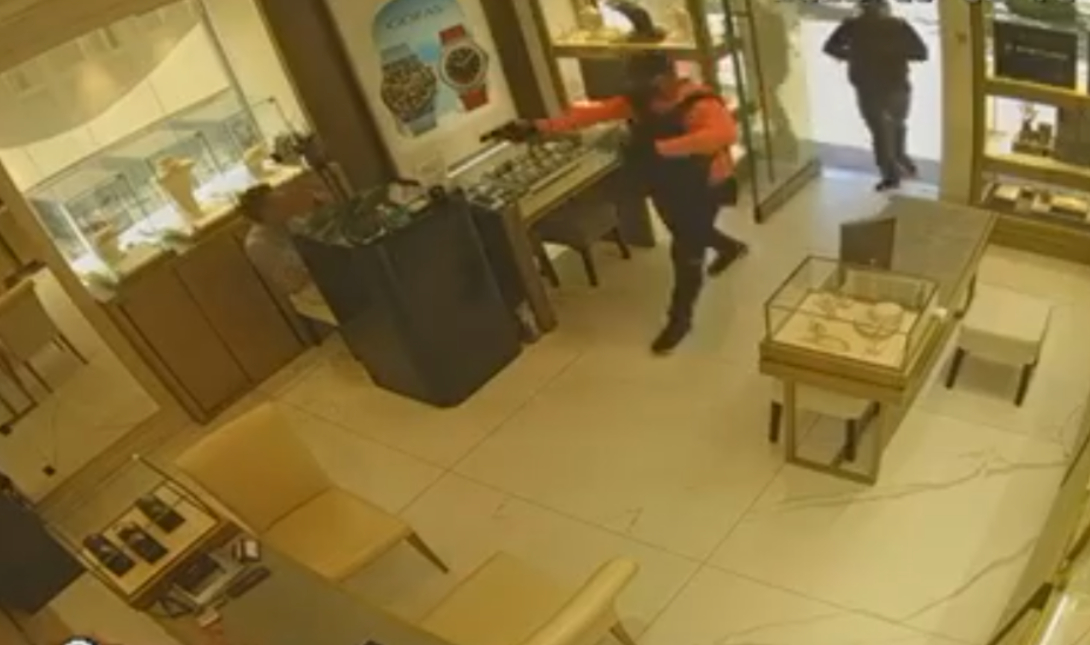Καρέ καρέ η ένοπλη ληστεία σε κοσμηματοπωλείο στη Χαλκιδική (βίντεο)