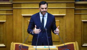 Χριστοδουλάκης: «Όσα στημένα βιντεάκια και να βγάλουν, κάποιοι απομάκρυναν βαγόνια στα Τέμπη»