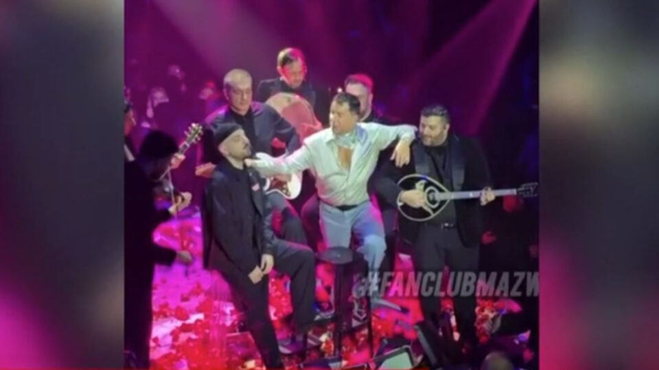 Μπλακ άουτ στο κέντρο όπου εμφανίζεται ο Μαζωνάκης – Συνέχισε το τραγούδι a cappella (βίντεο)