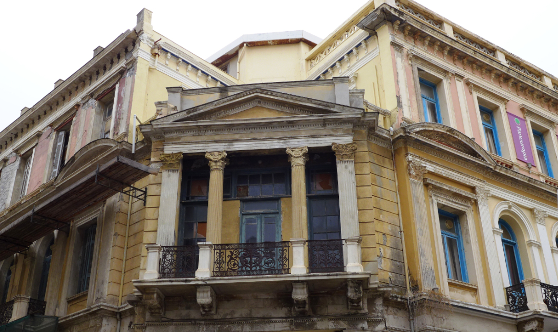 Πτώση τμήματος του γείσου στο Μέγαρο Κοθρή