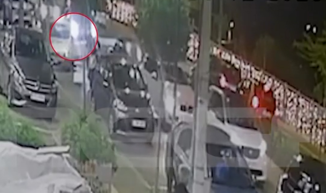 Βίντεο ντοκουμέντο με άντρα που παρίστανε τον αστυνομικό και άρπαξε χρήματα από 33χρονο