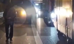 Πεζός εντοπίστηκε να κινείται επικίνδυνα μέσα στην εθνική οδό – Έκανε «ζιγκ-ζαγκ» ανάμεσα στα διερχόμενα οχήματα (Βίντεο)