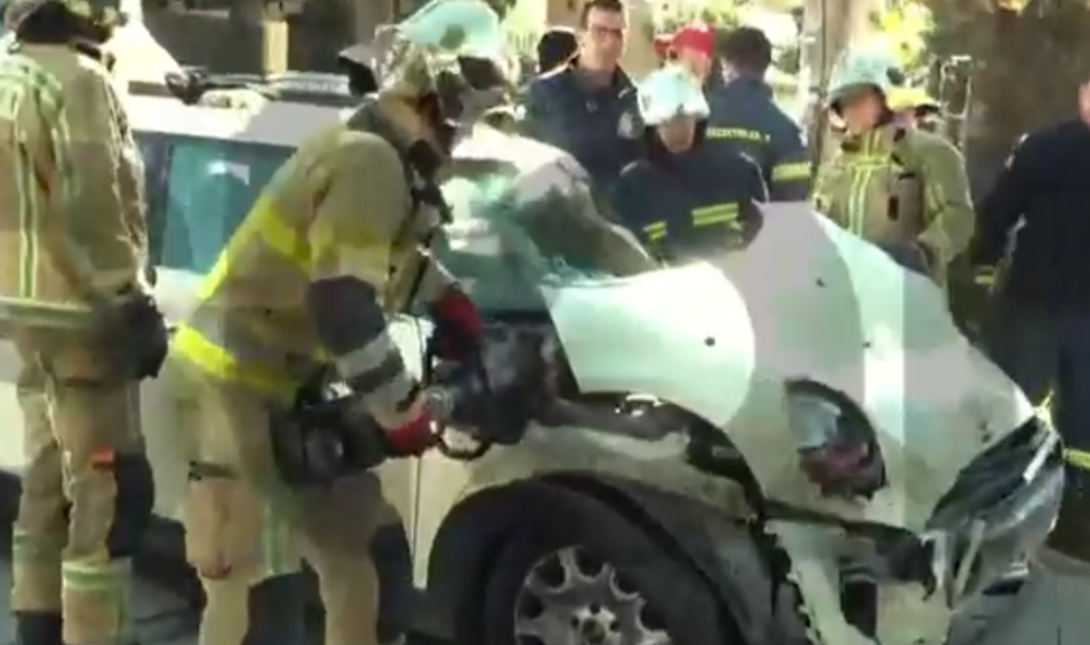 Οικογένεια εγκλωβίστηκε σε τροχαίο ατύχημα: Το όχημα καρφώθηκε σε δέντρο (βίντεο)