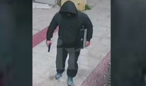 Ένοπλη ληστεία σε ζαχαροπλαστείο: Ο δράστης άρπαξε το ταμείο και έφυγε με το όπλο στο χέρι (φωτο)