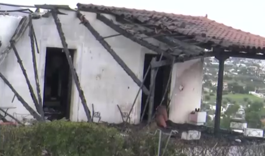 Ραφήνα: Ο 82χρονος προσπαθώντας να αλλάξει την μπουκάλα στην σόμπα υγραερίου πήρε φωτιά και δεν κατάφερε να βγει έξω για να σωθεί (βίντεο)