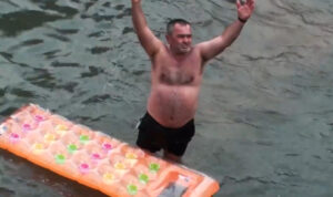 Με…στρώμα θαλάσσης βούτηξε στον Ληθαίο για τον Σταυρό (φώτο)