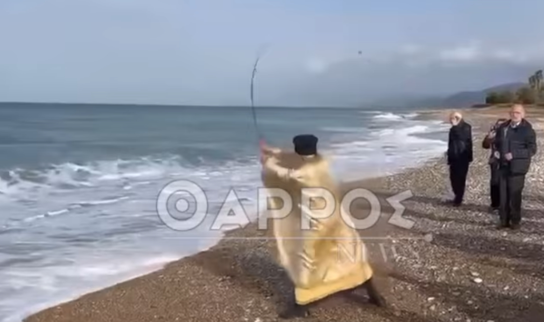 Μεσσηνία: Ιερέας ρίχνει με καλάμι ψαρέματος τον Σταυρό στη θάλασσα – Δείτε βίντεο