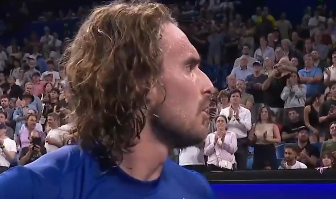 Ο Στέφανος Τσιτσιπάς διέκοψε τις δηλώσεις του για να διώξει τον πατέρα του: «Μπορείς να φύγεις;» (Βίντεο)