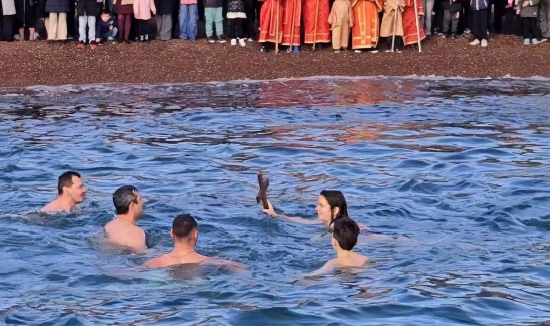 Νέα Αγχίαλος: Γυναίκα έπιασε τον Σταυρό – Πρώτη φορά στα χρονικά (φώτο)