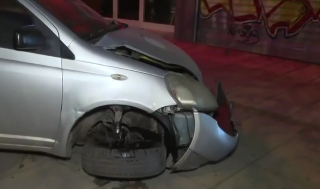 Τι υποστήριξε η μητέρα της 24χρονης που έπεσε σε 15 σταθμευμένα ΙΧ: «Κόλλησε το γκάζι και δεν μπορούσε να το ελέγξει» (βίντεο)