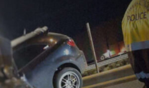 Σοβαρό τροχαίο ατύχημα στα Οινόφυτα – Αυτοκίνητο εκσφενδονίστηκε πάνω στις προστατευτικές μπάρες (φωτο)