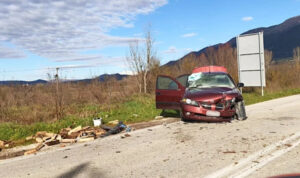 Σοβαρό τροχαίο στα Ιωάννινα: Τραυματίστηκε οικογένεια μετά από σύγκρουση Ι.Χ. με φορτηγό – Έγκυος ανάμεσα στους τραυματίες (βίντεο)