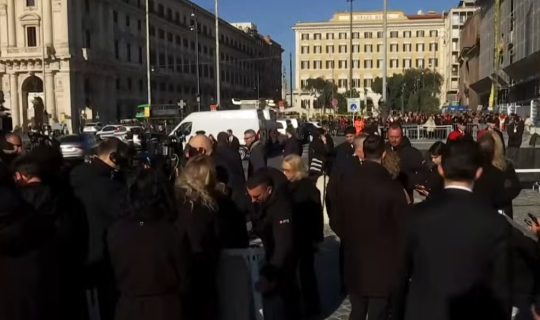 Κηδεία Valentino: Το τελευταίο μεγάλο αστέρι της μόδας έσβησε για πάντα – Δείτε βίντεο