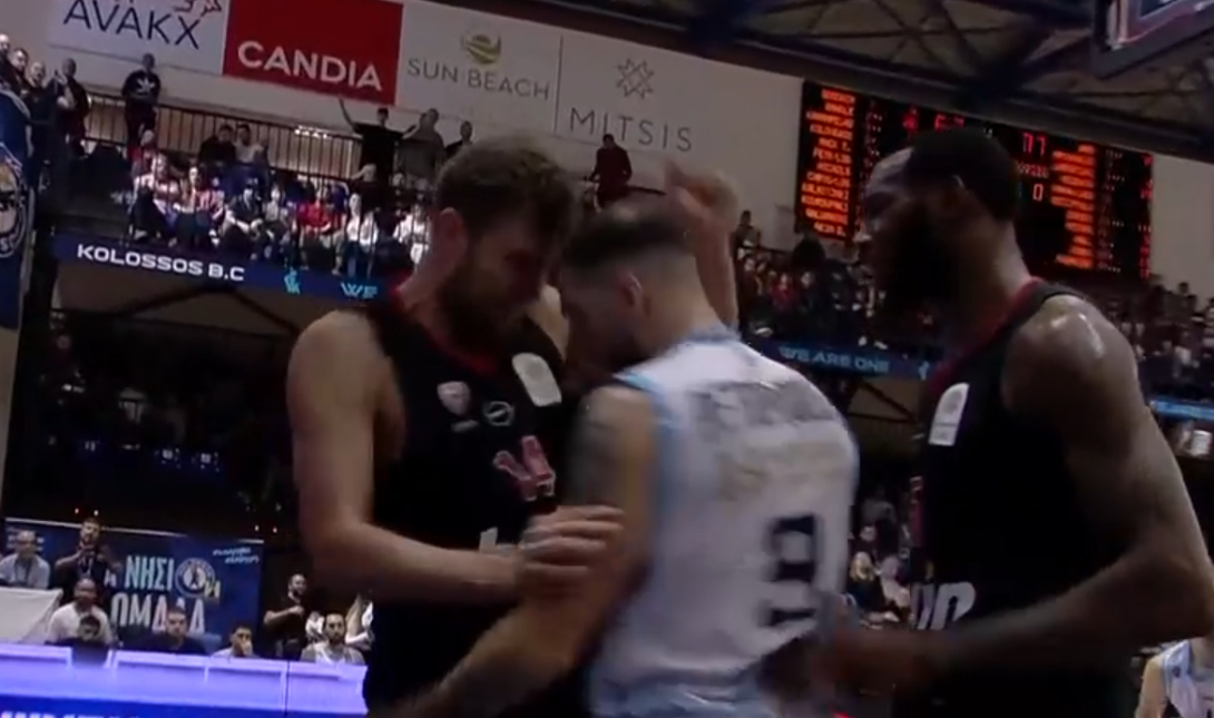 Πιάστηκαν στα χέρια ο Βεζένκοφ με τον Πετρόπουλο του Κολοσσού – Αποβλήθηκε ο σούπερσταρ του Ολυμπιακού – Δείτε βίντεο