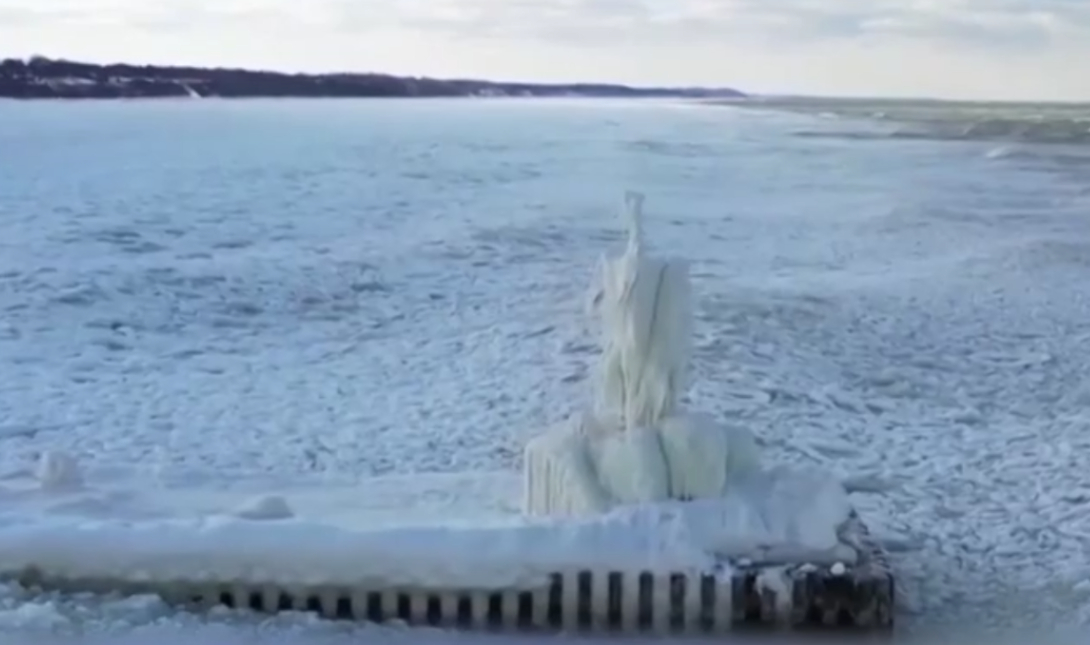 «Ιστορική χιονοθύελλα» στις ΗΠΑ: Πάνω από 670.000 νοικοκυριά χωρίς ρεύμα – Ακυρώθηκαν σχεδόν 10.000 πτήσεις (βίντεο)