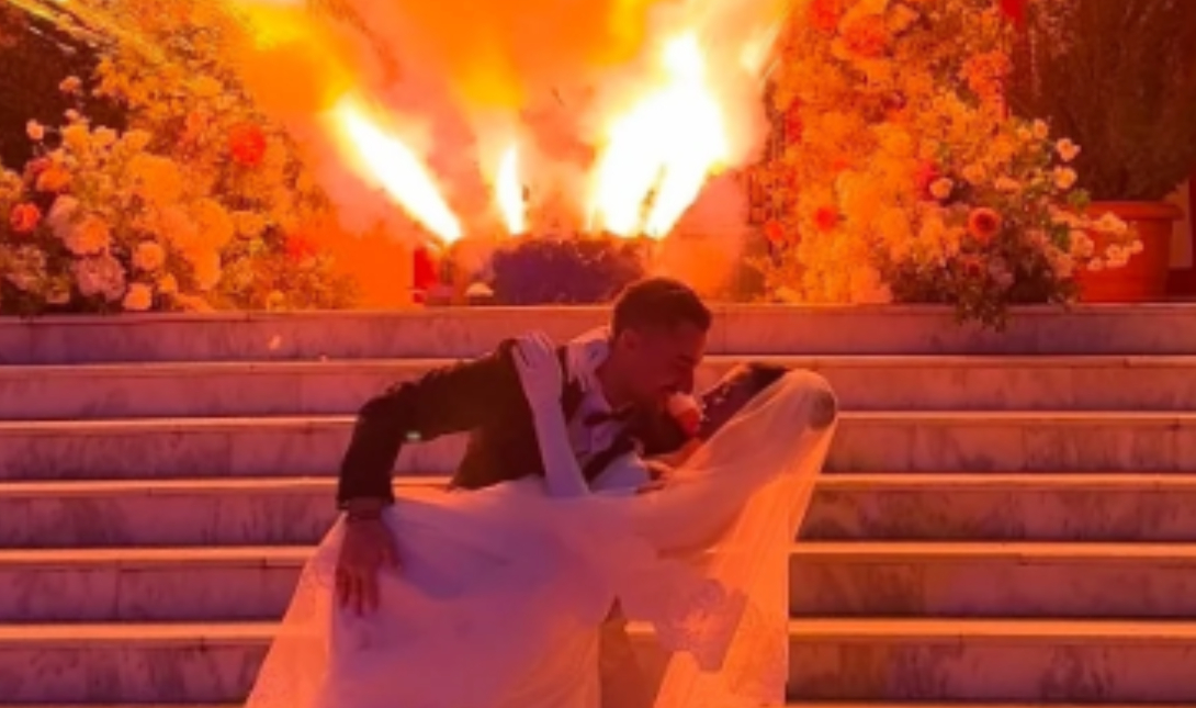 Παντρεύτηκαν ο Σάκης Κατσούλης και η Μαριαλένα Ρουμελιώτη – Δείτε εικόνες και βίντεο