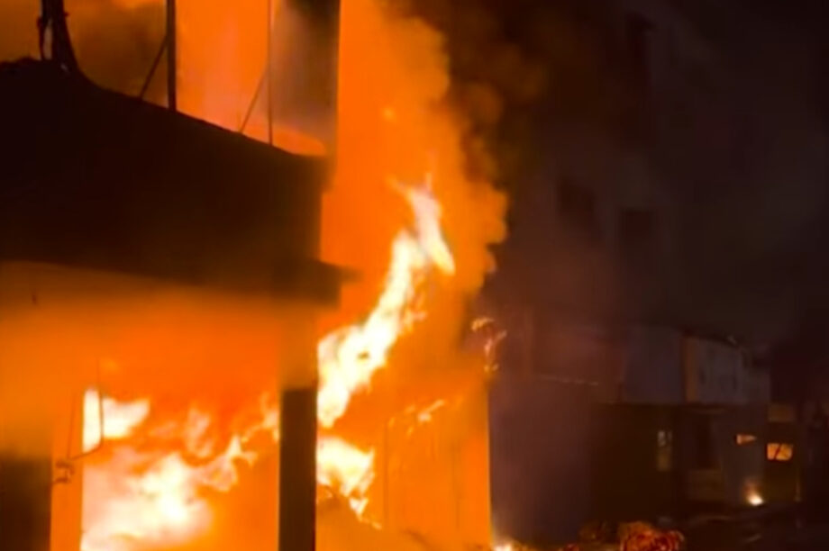 Πακιστάν: Τουλάχιστον 21 νεκροί σε πυρκαγιά σε εμπορικό κέντρο στο Καράτσι (βίντεο)