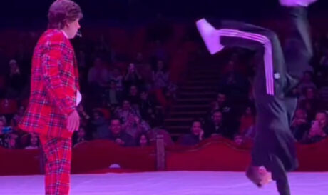 Απρόσμενη εμφάνιση Πετρούνια σε παράσταση... τσίρκο! (βίντεο)