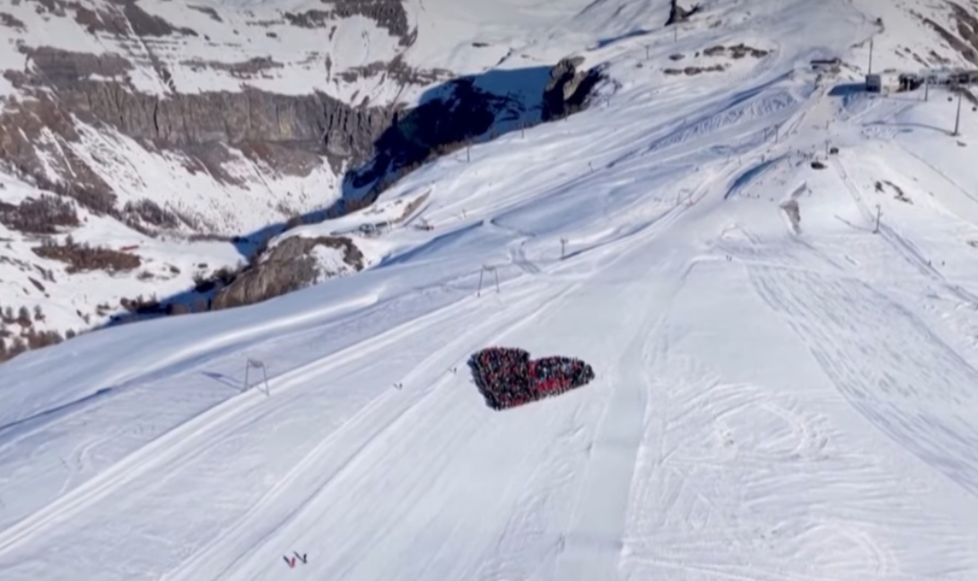 Η συγκινητική κίνηση σκιέρ στην Ελβετία για τα θύματα στο Κραν Μοντανά (βίντεο)