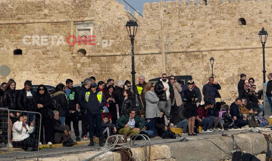 Πλήθος κόσμου στο λιμάνι Ηρακλείου για τον καθαγιασμό των υδάτων (βίντεο-φωτογραφίες)