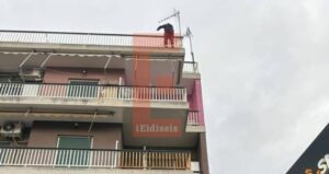 Γυναίκα απειλεί να πέσει από ταράτσα πολυκατοικίας