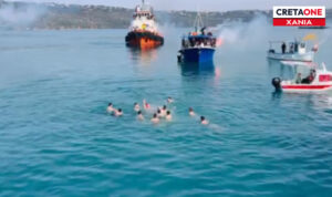 Χανιά: Η ρίψη του Τιμίου Σταυρού στο λιμάνι της Σούδας (βίντεο)