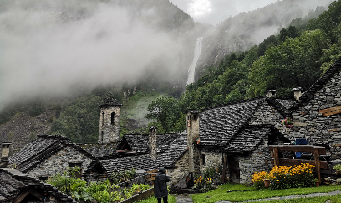 Το χωριό με τα πέτρινα σπίτια που ζει χωρίς ρεύμα! (βίντεο)