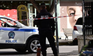 Άγριο έγκλημα στη Γλυφάδα: Σκότωσε με μαχαίρι τον πατέρα του – Το 2014 είχε σκοτώσει τη μητέρα του