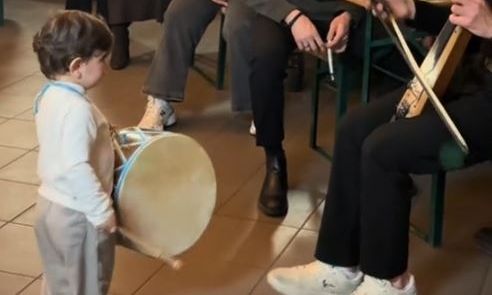 Ο δίχρονος που εντυπωσιάζει το TikTok παίζοντας νταούλι (βίντεο)