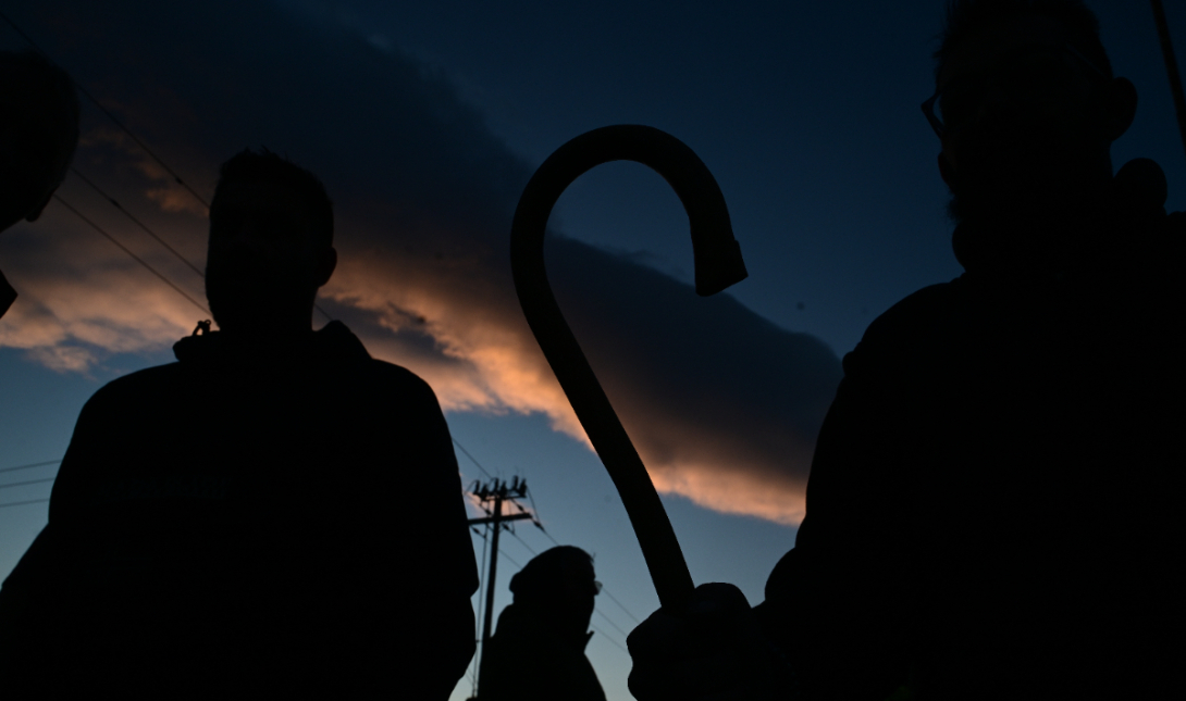 Ένταση μεταξύ αγροτών και αστυνομίας στο μπλόκο της Θήβας – Έβαλαν φωτιά σε άχυρα (Βίντεο)