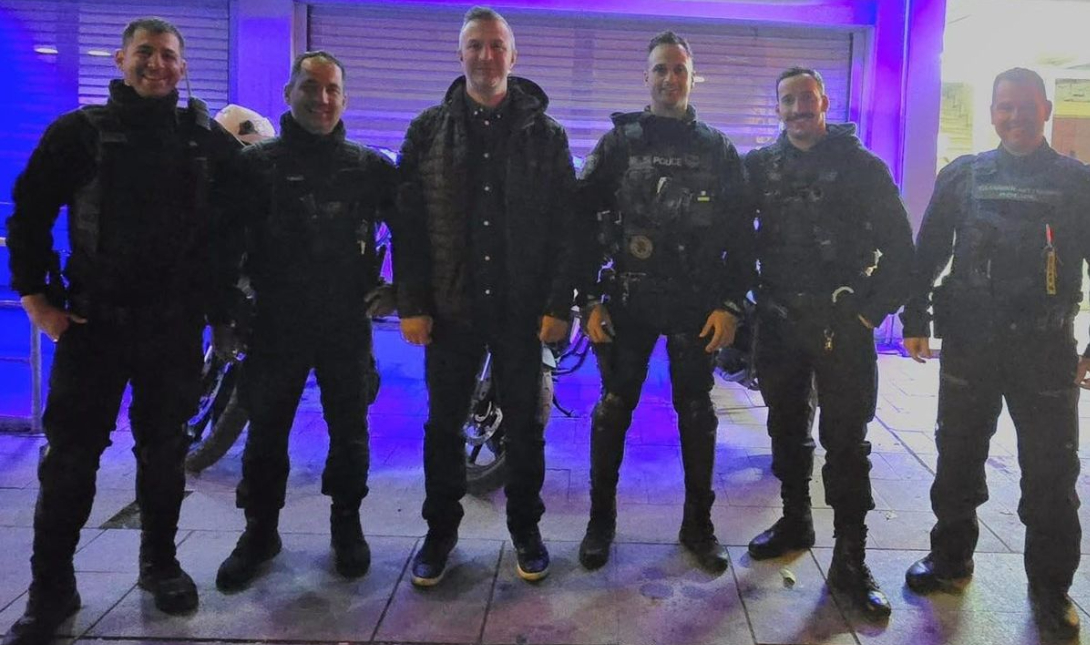 Χαλκίδα: Αστυνομικοί ρίχτηκαν στη μάχη με τις φλόγες για να σώσουν 2 εγκλωβισμένους ανθρώπους