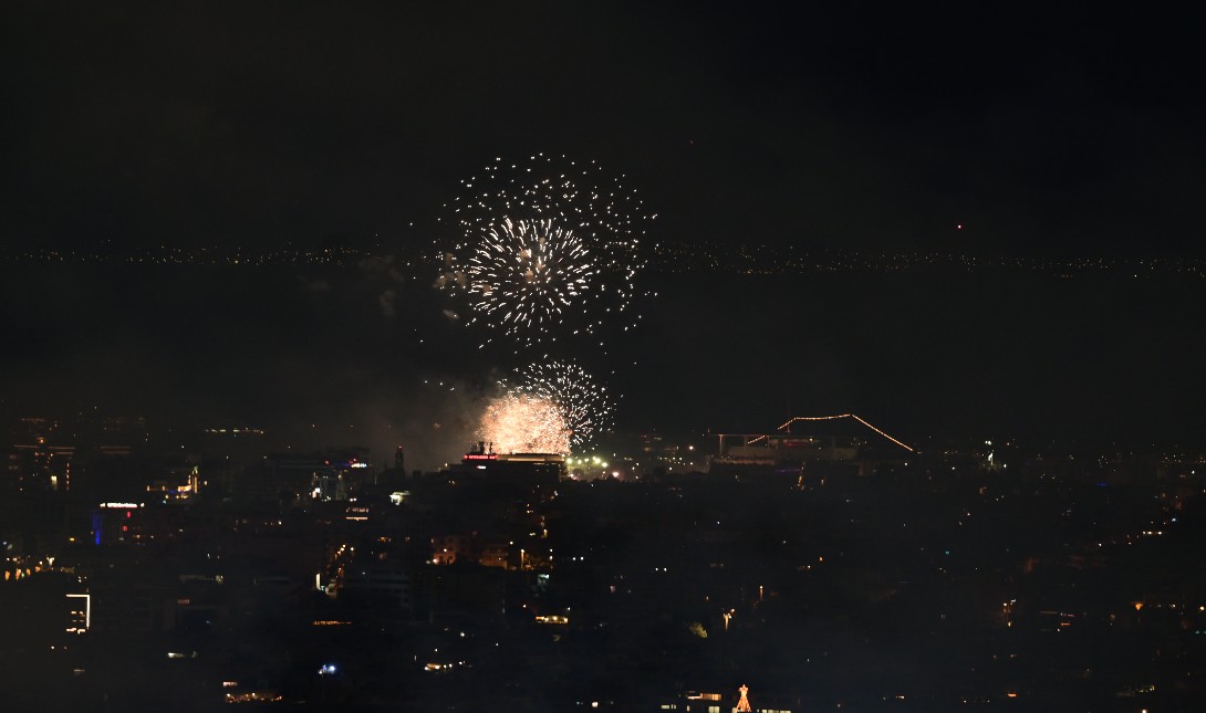 Πρωτοχρονιά: Αθήνα και Θεσσαλονίκη υποδέχτηκαν το νέο έτος με εντυπωσιακά σόου