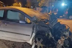 Σοκαριστικό τροχαίο: «Τρελή» πορεία αυτοκινήτου κατέληξε σε μίνι μάρκετ – Σώος ο 19χρονος οδηγός