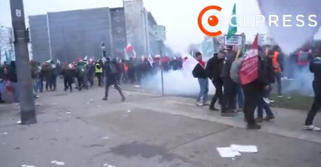 Χιλιάδες αγρότες διαδήλωσαν έξω από το Ευρωπαϊκό Κοινοβούλιο με αφορμή τη συμφωνία ΕΕ-Mercosur (βίντεο)