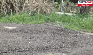 «Ράβε – ξήλωνε» δρόμος στα Χανιά – Ο μισός με άσφαλτο, ο μισός με χαλίκια κι οι κάτοικοι στο «περίμενε» από τις γιορτές