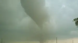 Ανεμοστρόβιλος σήκωσε στον αέρα αυτοκίνητο: Σε ισχυρό σοκ η οδηγός – Δείτε βίντεο