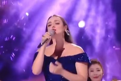 Από την Κρήτη στα Grammy και τη διεθνή σκηνή: Η Erini μαγεύει Κίνα και Αμερική – Δείτε βίντεο