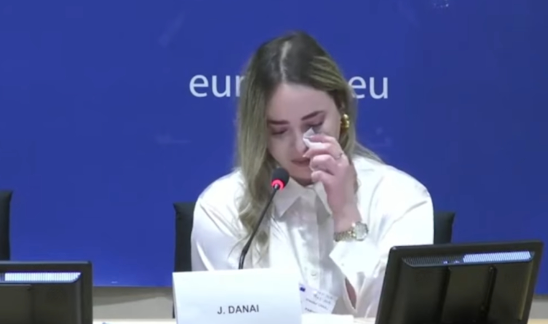 «Σήμερα βρίσκομαι εδώ για όλα τα παιδιά που έμειναν πίσω»: Συγκίνησε το Ευρωκοινοβούλιο η 20χρονη της οποίας ο πατέρας δολοφόνησε με 17 μαχαιριές την μητέρα της