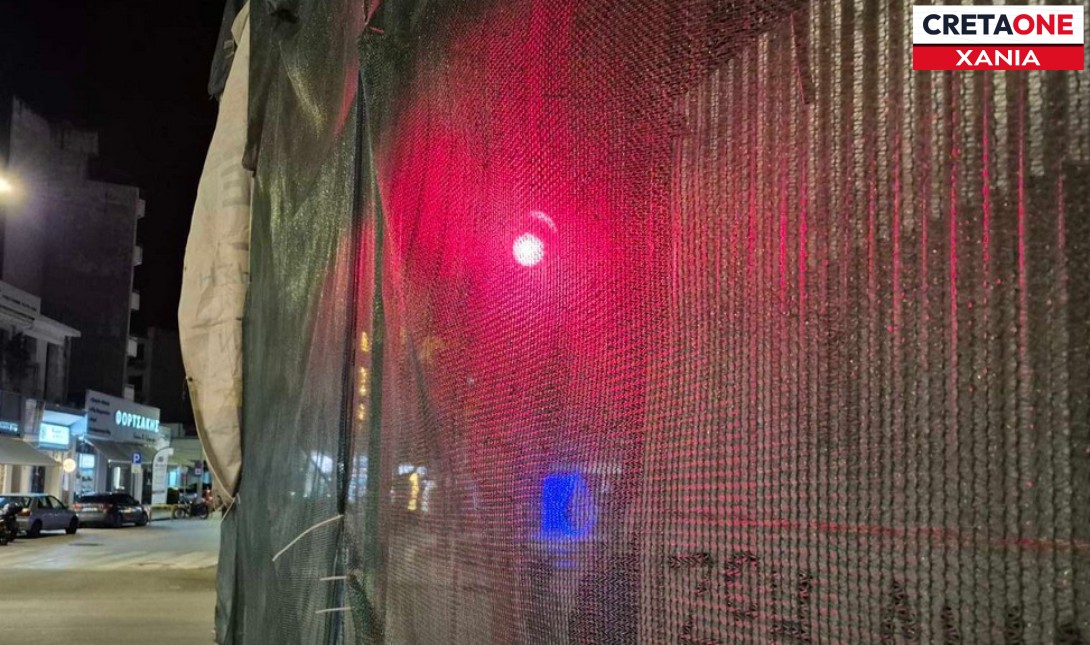 Χανιά: Ένα φανάρι «παγιδεύτηκε» στις σκαλωσιές – Δείτε φωτογραφίες