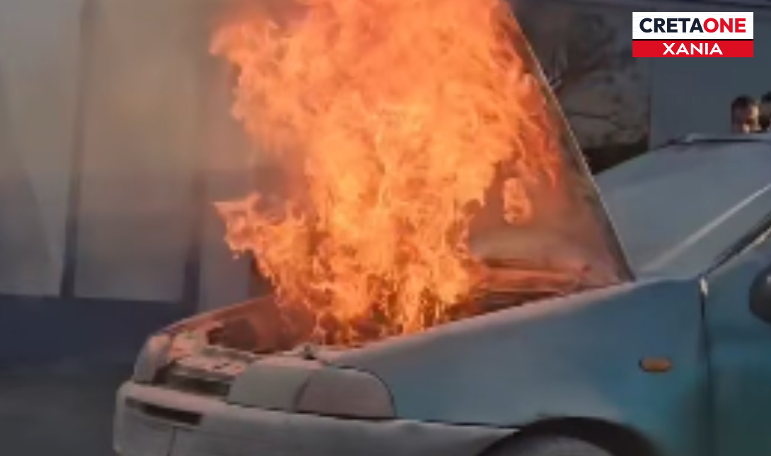 Χανιά: «Λαμπάδιασε» αυτοκίνητο σε κεντρικό δρόμο – Σώος ο οδηγός του ΙΧ (Φωτο)
