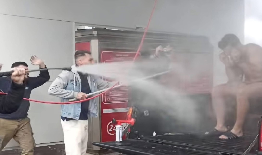 Mοίρες: Έπλυναν τον γαμπρό… σε πλυντήριο αυτοκινήτων (φωτογραφία)