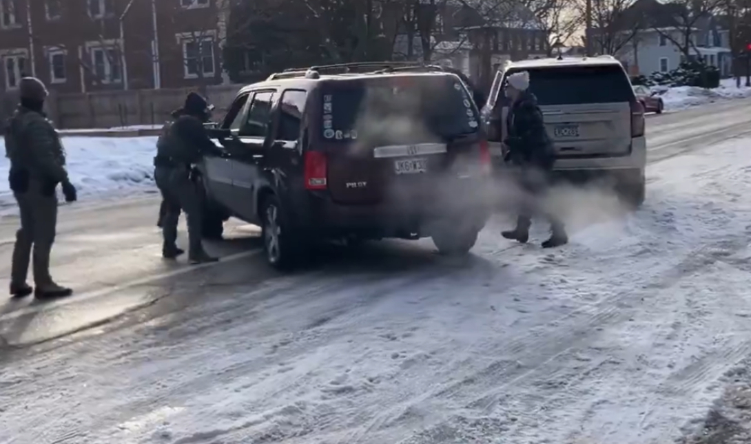ΗΠΑ: Αστυνομικός πυροβολεί και σκοτώνει γυναίκα στη Μινεάπολη της Μινεσότα – Προσοχή σκληρό βίντεο