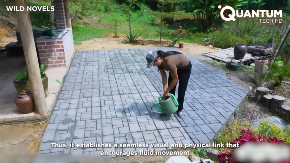 γυναίκα χτίζει μόνη της σπίτι στα βουνά