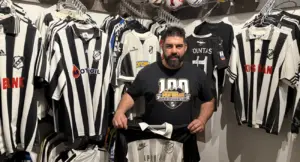 Ηράκλειο: O οπαδός του ΟΦΗ με τη συλλογή 150 φανελών της ομάδας, τις έχει σχεδόν ΟΛΕΣ από το 1990 μέχρι σήμερα!