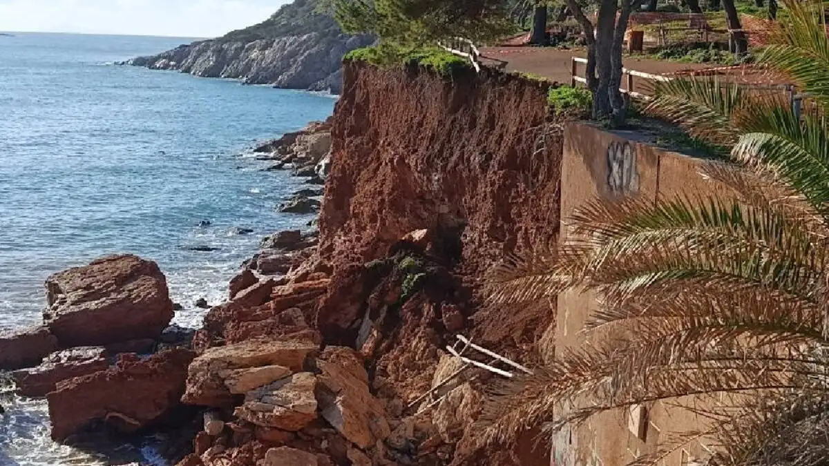 Βάρκιζα: Κατολίσθηση στα Κανάρια μετά τις βροχές, αποκλεισμένη η περιοχή